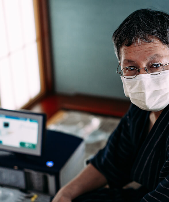 A patient sets up his dialysis system for therapy at home